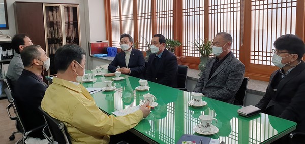 조무영 제2부시장(왼쪽 2번째)이 운수업계 분야별 대표자들과 이야기를 나누고 있다.