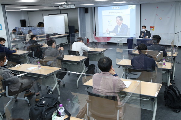 고양노동대학에서 특강하는 이재준 고양시장.