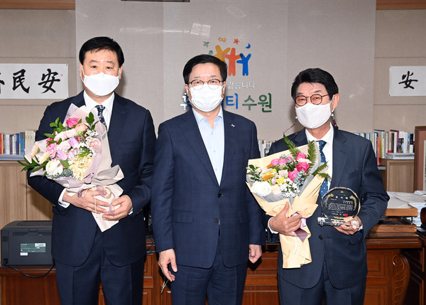 염태영 시장(가운데)과 정찬해 신임 협의회장(왼쪽), 한창석 전임 협의회장이 함께하고 있다.