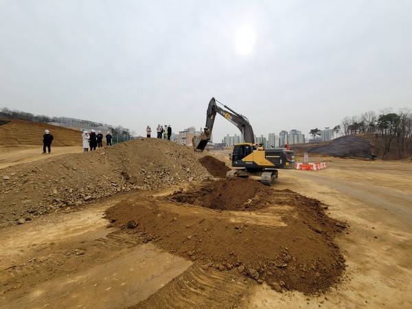 25일 진행된 성토구간 표본굴착.