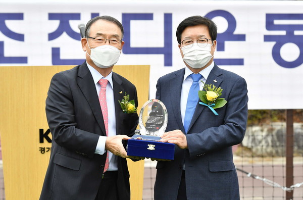 준공식에서 김인규 경기대 총장이 염태영 시장에게 감사패를 전달하고 있다.