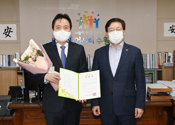 위촉 후 염태영 시장(오른쪽)과 구태환 예술감독이 함께하고 있다.
