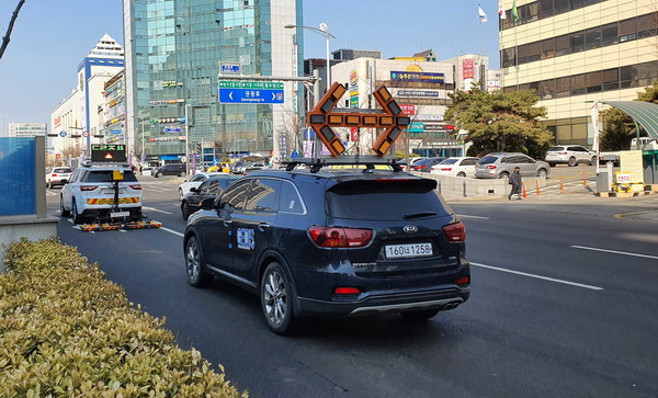 차량에 장착된 GPR로 도로 동공을 탐사하고 있다.