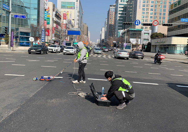 GPR을 활용해 정밀 탐사를 하고 있다.