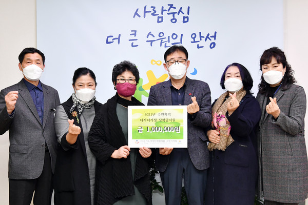 이귀만 수원시 복지여성국장(오른쪽 3번째)과 최수아 수원시여성단체협의회장(왼쪽 3번째)을 비롯한 관계자들이 기념촬영을 하고 있다.