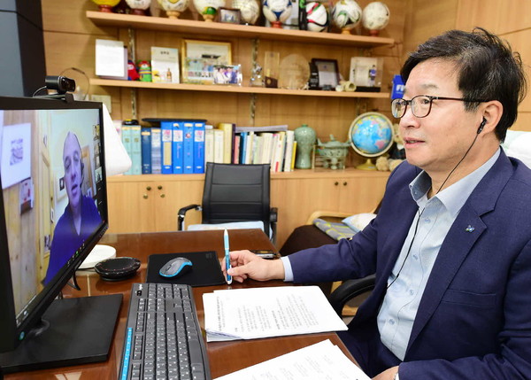 염태영 시장이 지난해 10월 열린 이클레이 ‘2020 대담한 도시 세계총회’ 온라인 포럼에서 발표하고 있다.