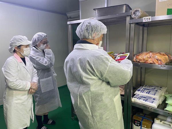 점검반이 식자재 점검을 하고 있다.