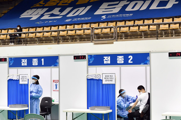 ‘수원1호 예방접종센터’가 설치된 아주대체육관에서 모의훈련을 진행하고 있다.