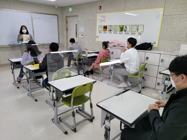 이주배경 청소년들이 수원시글로벌청소년드림센터에서 한국어수업을 듣고 있다.