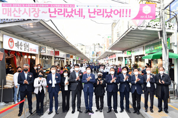 염태영 시장(오른쪽 7번째)과 참석자들이 경관개선사업을 마친 매산시장 앞에서 함께하고 있다.