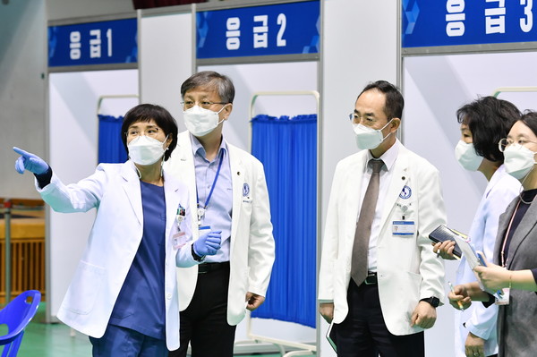 2일 오전 수원시 제1호 예방접종센터에서 아주대학교병원 관계자들이 현장을 둘러보고 있다.