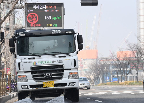 수원시가 미세먼지를 줄이기 위해 살수차량을 이용해 도로에 물을 뿌리고 있다.