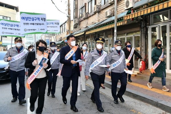 이귀만 복지여성국장(가운데)과 경찰, 시·도의원 등이 15일 수원역 성매매집결지 일원에서 캠페인을 전개하고 있다.