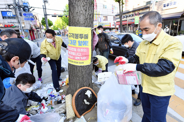 조무영 수원시 제2부시장이 반입기준에 미달돼 수거되지 않은 재활용 쓰레기를 분리하는 작업을 하고 있다.