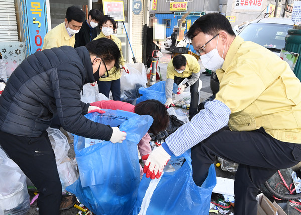 조청식 수원시 제1부시장이 무단 투기된 재활용 쓰레기를 분리하는 작업을 하고 있다.