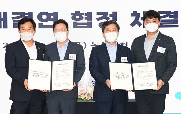 염태영 시장(왼쪽 두 번째), 황명선 논산시장(오른쪽 두 번째), 조석환 수원시의회 의장(오른쪽 첫 번째), 조용훈 논산시의회 산업건설위원장이 함께하고 있다.