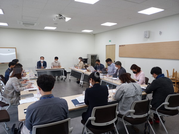 지난 18일 수원시, 한국환경공단, 화성시, 경기도 관계자들이 ‘2021년 수원·화성 악취 실태조사 유관기관 회의’를 하고 있다.