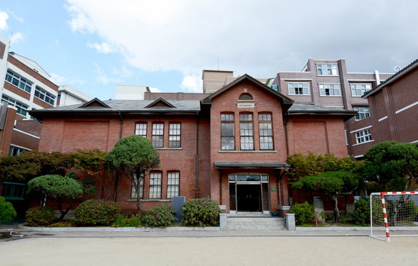 개화기 유입된 기독교가 설립한 삼일학교의 상징인 아담스 기념관.