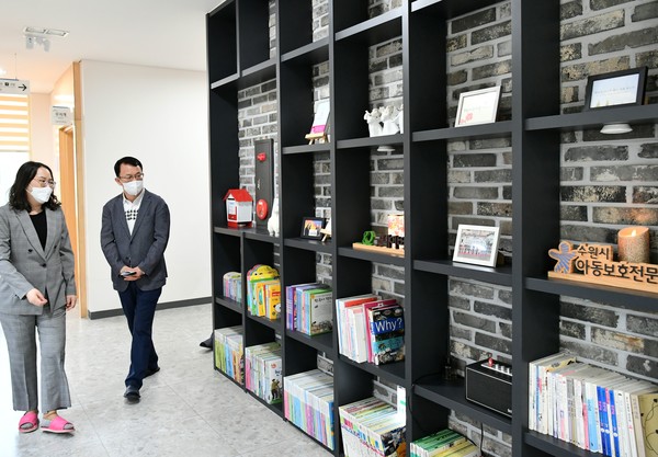 조청식 제1부시장이 수원아동보호전문기관을 둘러보고 있다.