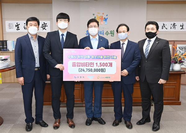 염태영 수원시장(가운데), 문진환 (사)더불어함께새희망 이사장(오른쪽 2번째), 김바울 ㈜비타민엔젤스 대표(왼쪽 2번째), 이상수 문화체육교육국장(왼쪽 끝), 이철승 수원시의회 의원(오른쪽 끝)이 전달식 후 함께하고 있다.