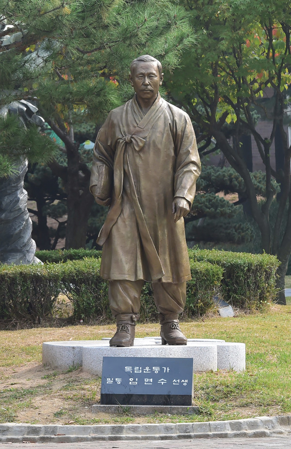 수원시청 앞 올림픽공원에 세워진 필동 임면수 선생 동상