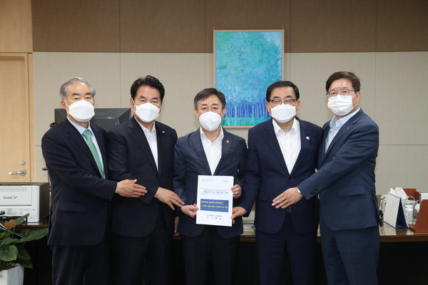 )염태영 시장(오른쪽 1번째), 허성무 창원시장(왼쪽 2번째), 백군기 용인시장(오른쪽 2번째), 양승환 고양시 평화미래정책관(왼쪽 1번째)이 양성일 보건복지부 제1차관(가운데)에게 고시개정 촉구 건의문을 전달하고 있다.