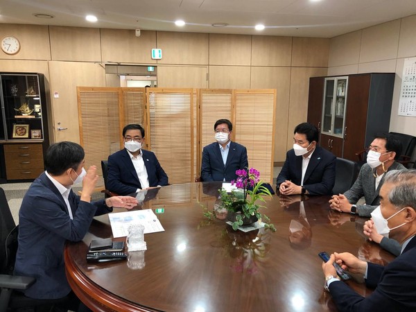 )염태영 시장(왼쪽 세 번째)과 3개 시 시장, 시의장들이 양성일(왼쪽 끝) 보건복지부 제1차관과 면담하고 있다.