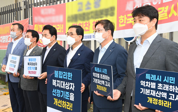 염태영 시장(오른쪽 2번째), 조석환 수원시의회 의장(오른쪽 1번째), 이치우 창원시의회의장(왼쪽부터), 김기준 용인시의회 의장, 백군기 용인시장, 허성무 창원시장이 ‘기본재산액 고시 개정’을 촉구하는 문구가 적힌 손팻말을 들고 있다.