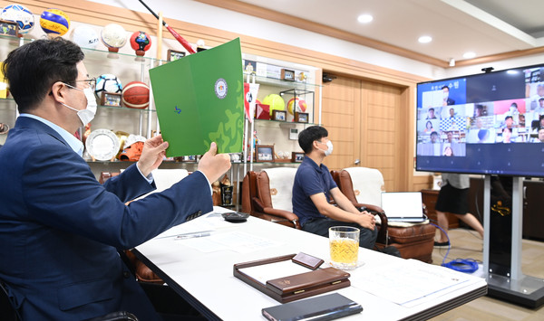 염태영 시장이 비대면 방식으로 위촉장을 수여하고 있다.