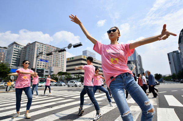 2019년 8월 수원발레축제 본 행사에 앞서 이벤트로 횡단보도에서 발레 공연이 펼쳐지는 모습.