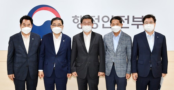 염태영 시장(오른쪽부터), 이재준 고양시장, 전해철 행정안전부 장관, 허성무 창원시장, 백군기 용인시장이 함께하고 있다.