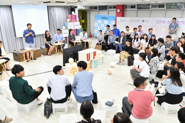 2019년 7월18일 청년바람지대에서 열린 수원시 청년 공감 토크콘서트에서 참석자들이 대화를 나누고 있다.