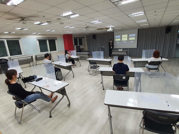 코로나19 발생 이후인 2020년 10월 진행된 청년바람지대의 진로설계 프로그램에 참석자들이 거리두기 수칙을 지키며 강의를 듣고 있다.