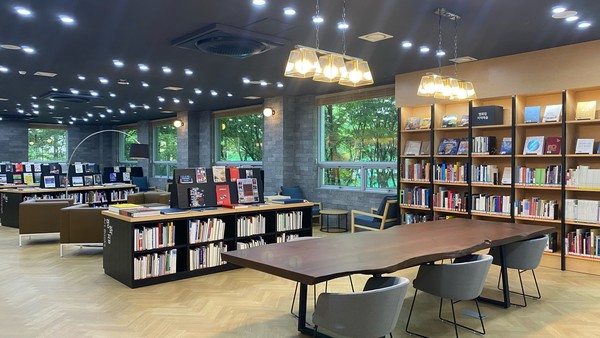리모델링으로 조성한 북수원도서관 미술특화자료실.