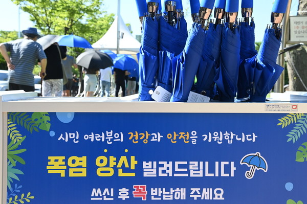 수원시 권선구보건소에 설치된 임시선별검사소에서 시민들이 검사를 위해 대기하고 있다.