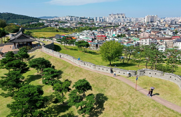 수원 팔색길 화성성곽길에 속한 동장대 인근.