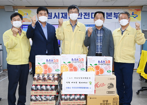 (왼쪽부터) 민효근 수원시 시민안전과장, 정찬해 수원시 주민자치위원장협의회장, 한준수 수원시 안전교통국장, 정경모 수원시 주민자치위원장협의회 사무국장, 강신구 수원시 자치분권과장이 전달식 후 함께하고 있다.
