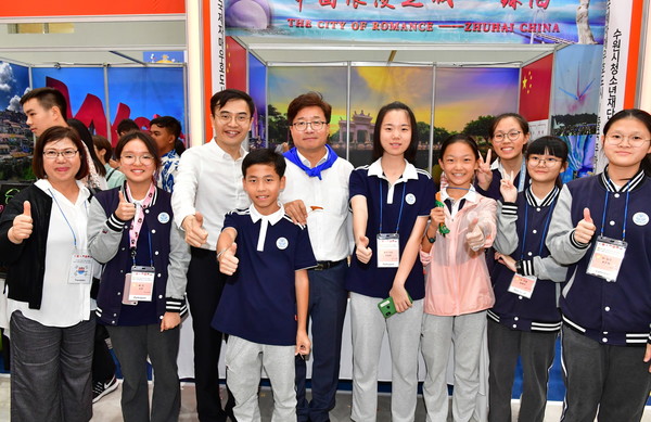 지난 2019년 대한민국 청소년 박람회에 참가한 주하이시 제7중학교 대표단 학생들과 염태영 수원시장이 기념촬영을 하고 있다.