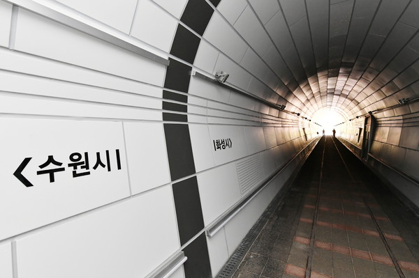 옛 수인선이 지나던 협궤터널 내부에 수원시와 화성시 경계가 표시돼 있다.