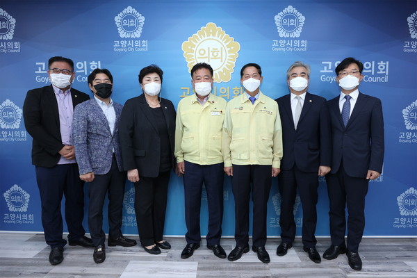 고양시의회의원과 이재준 고양시장(왼쪽부터 문재호 건설교통위원장, 김운남 환경경제위원장, 강경자 기획행정위원장, 이길용 고양시의회 의장, 이재준 고양시장, 정판오 의회운영위원회 부위원장, 정봉식 문화복지위원장)