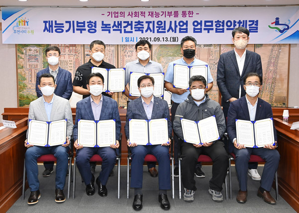 염태영 수원시장(앞줄 오른쪽 3번째)을 비롯한 7개 건설사 관계자들이 함께하고 있다.