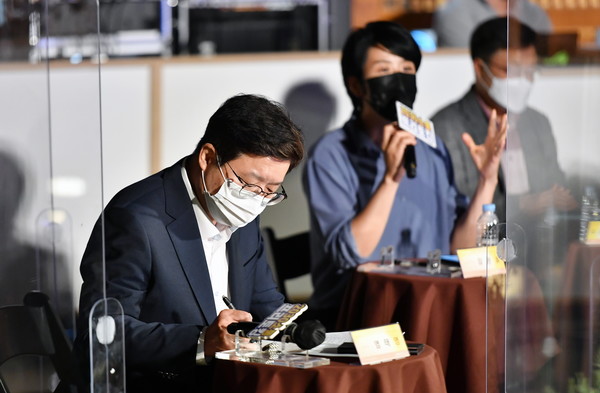 지난 6월 화홍사랑채에서 열린 2030소통프리토킹에서 염태영 수원시장이 청년들의 이야기를 경청하며 메모하고 있다.