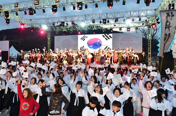 지난 2015년 3월 수원화성 행궁광장에서 거버넌스로 시민과 함께 진행한 광복 70주년 행사에서 참여 시민들이 3·1만세시위를 재연하고 있다.