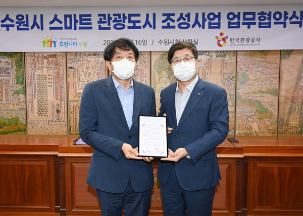 염태영 시장(오른쪽)과 안영배 사장이 협약서에 서명한 후 기념촬영을 하고 있다.
