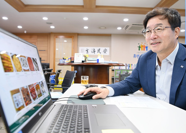 염태영 시장이 ‘동네시장 장보기’를 활용해 화서시장에서 물품을 구매하고 있다.