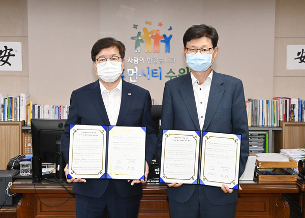 염태영 시장(왼쪽)과 박춘근 윌스기념병원 이사장이 협약 후 기념촬영하고 있다.