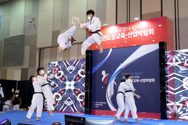 대한태권도협회 시범단이 10월2일 열린 개회식 행사 중 화려한 공중격파 시범을 보이고 있다.