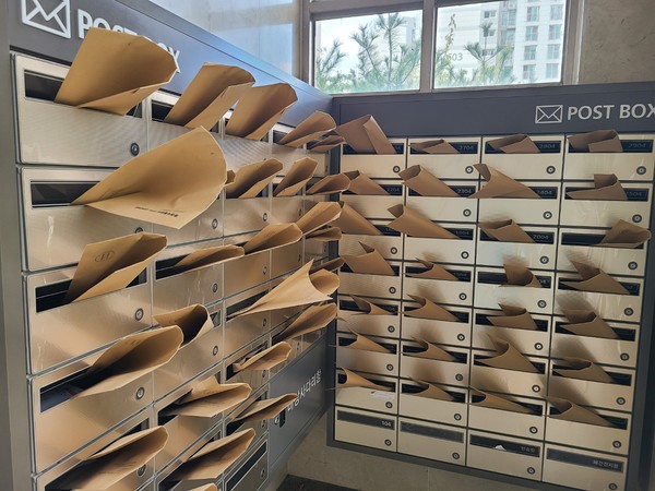 화성시 아파트 단지에 대량 배포된 경기남부 민간공항 가짜뉴스 선전물(사진 제공: 범대위)