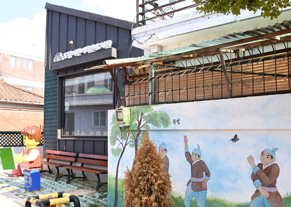 도담어린이작은도서관으로 활용되고 있는 매향동 마을사랑방과 주변에 그려진 벽화.