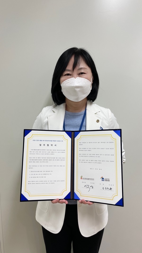 이수영 수원시환경성질환아토피센터장이 기념촬영을 하고 있다.